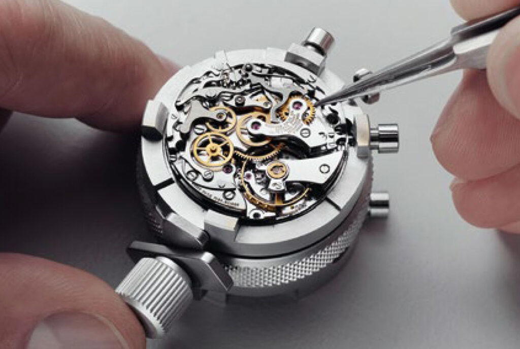 At the Restoration Atelier, each “restoration” service is performed in accordance with watchmaking traditions and craftsmanship, where the artisan’s touch is of paramount importance
