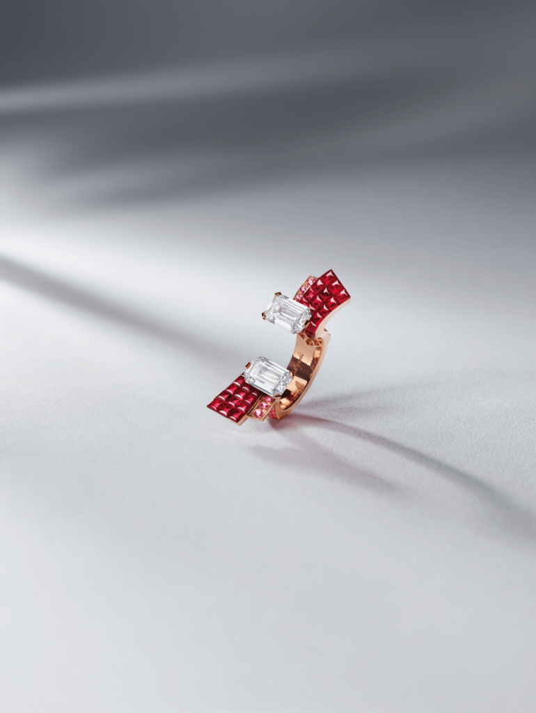 Duo Mystérieux Between the Finger ring in rose gold with two DFL Type 2A emerald-cut 2.10 cts diamonds, Traditional Mystery Set buff-topped rubies, pink sapphires, diamonds
