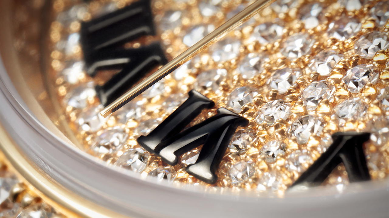 The dial of the Oyster Perpetual Lady-Datejust is paved with 291 diamonds