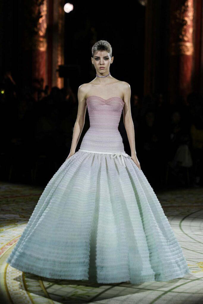 Look 2 (Credit: Viktor & Rolf)