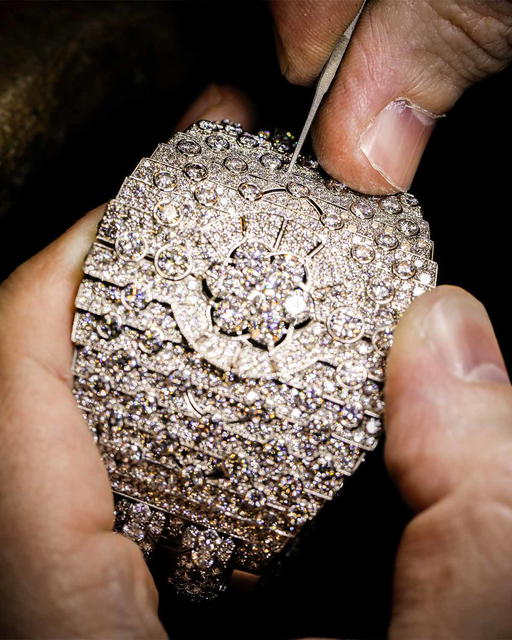 Working on the Floraison de Diamants bracelet (Credit: Van Cleef & Arpels)