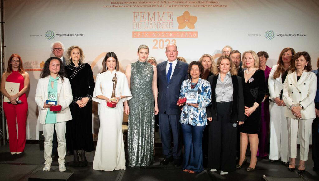 Leanne Robers on stage with her award together with Prince Albert II and Princess Charlene and the other honoured women