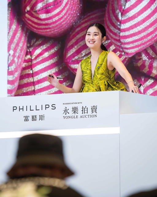 Phillips auctioneer Danielle So conducts an auction (Credit: Phillips)