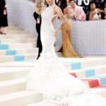 Wearing <strong>Oscar de la Renta</strong> (Credit: Getty Images)