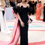 Wearing <strong>Oscar de la Renta</strong> (Credit: Getty Images)