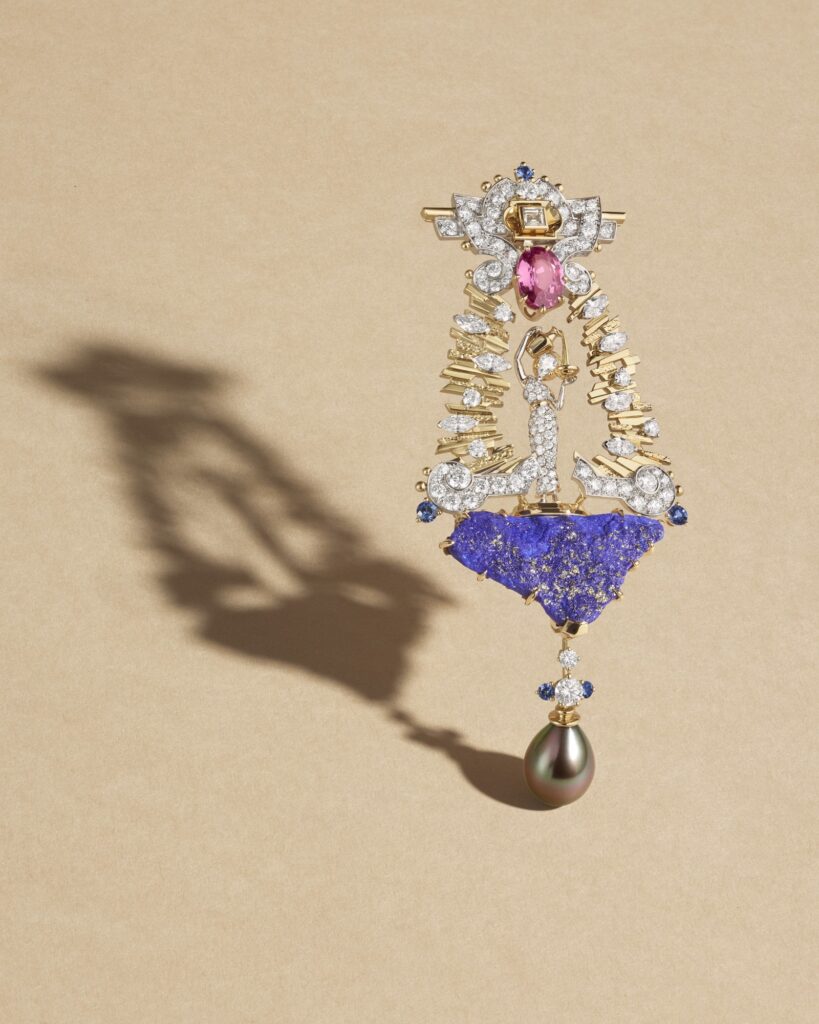 Dea eterna clip in yellow, white and rose gold with a 3.47-ct Madagascan oval-cut pink sapphire, sapphires, lapis lazuli, a grey cultured pearl and diamonds (Credit: Van Cleef & Arpels)