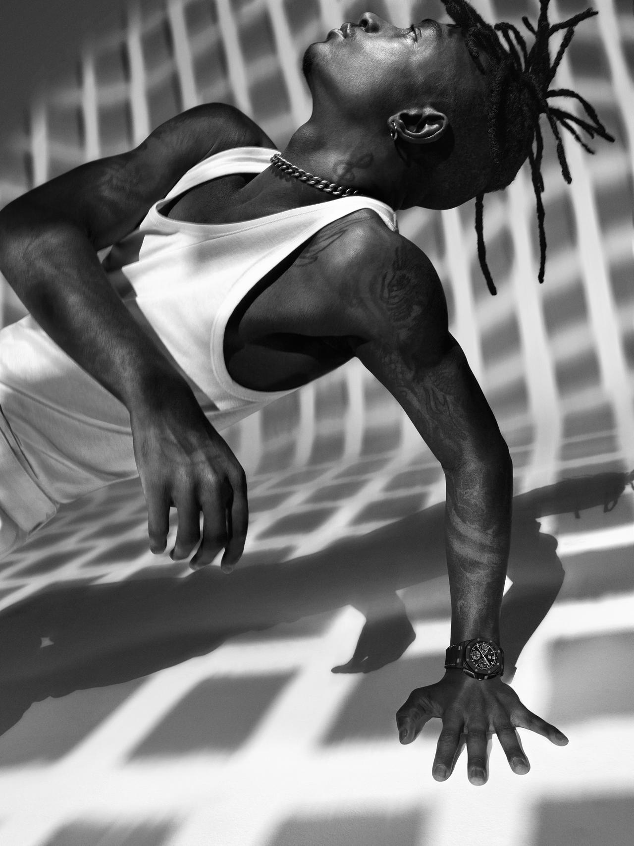 Model wearing the Royal Oak Offshore Selfwinding Chronograph 43mm in ceramic (Credit: Audemars Piguet)