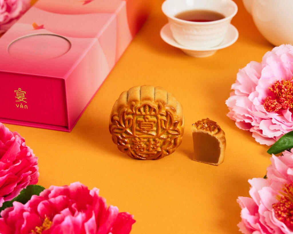 Baked Lychee White Lotus Mooncake from Yàn