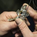 A craftsman polishing the Laurier Impérial Clip (Credit: Van Cleef & Arpels)