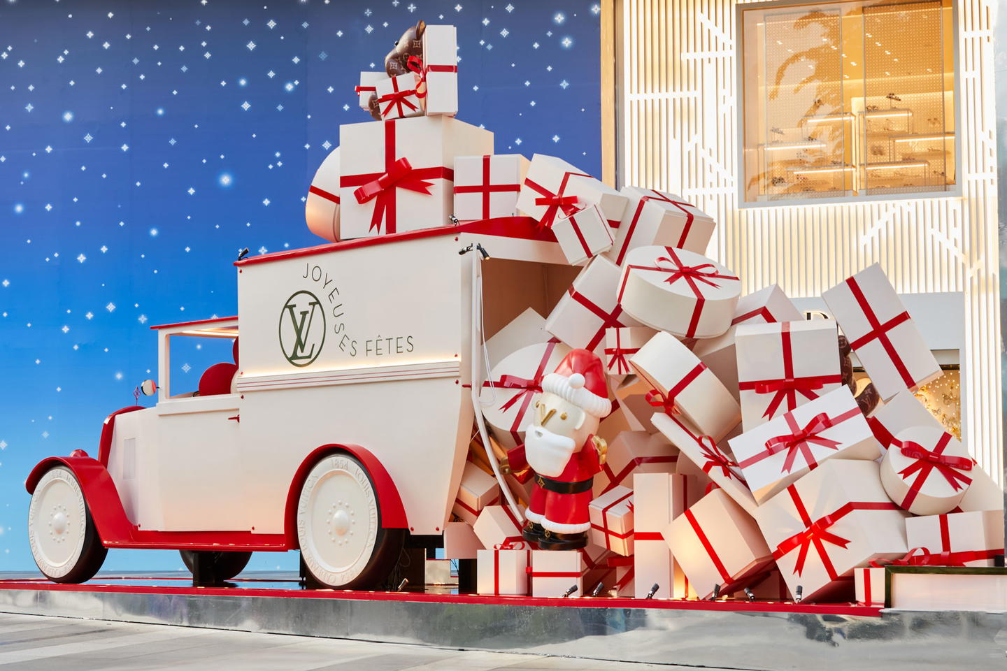 Louis Vuitton's First Ever Christmas Tree In Singapore | a+ Singapore