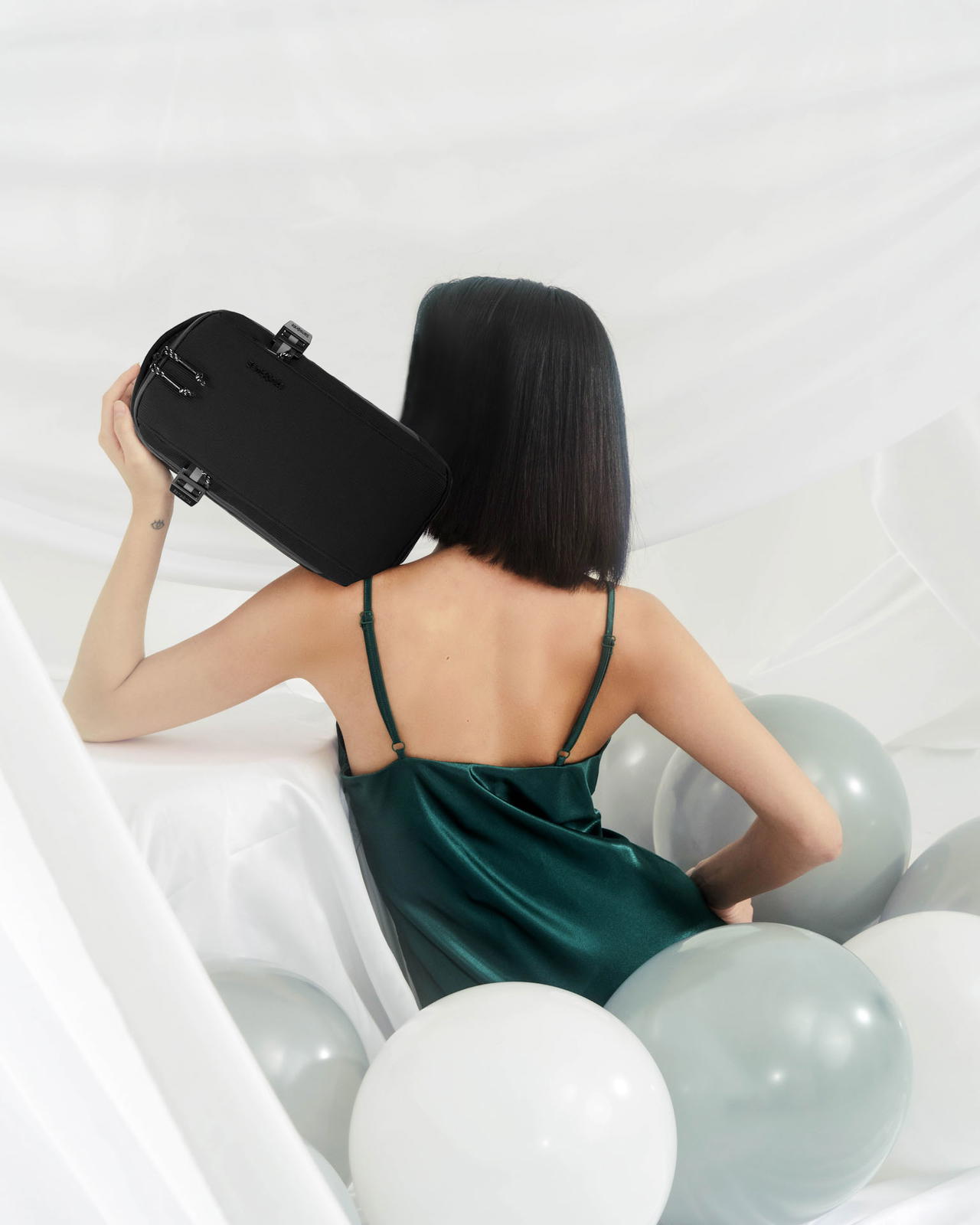 A lady holding a Samsonite Urban Sling