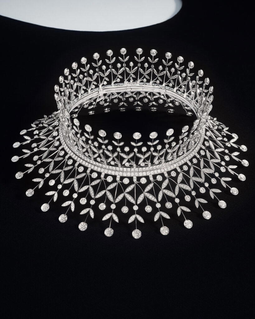 In white gold with diamonds, the Col necklace can be worn in multiple ways