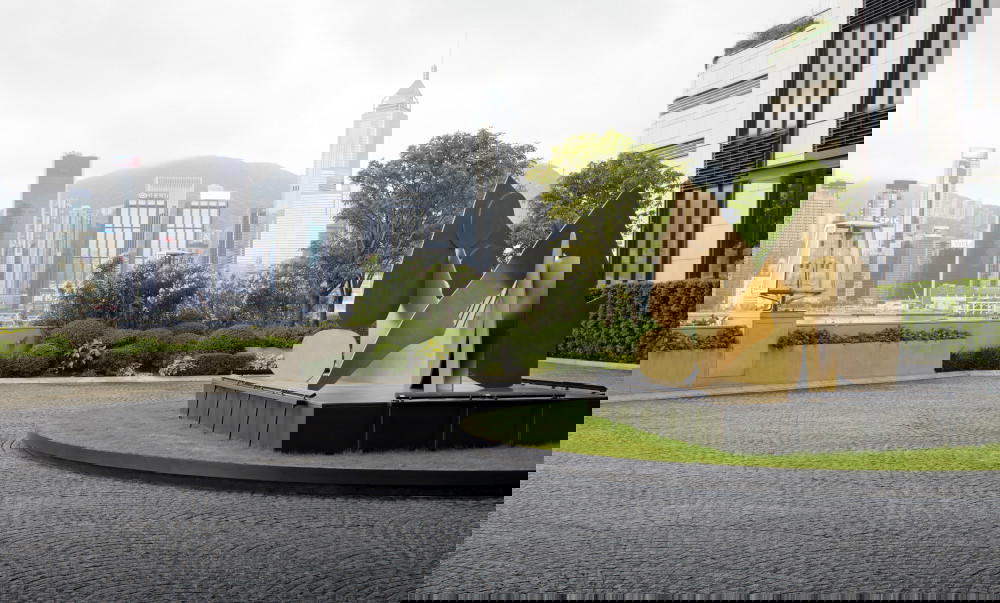 “Sleeping Lady” by Thomas Houseago at the courtyard entrance of Rosewood Hong Kong (Credit: Rosewood Hong Kong)