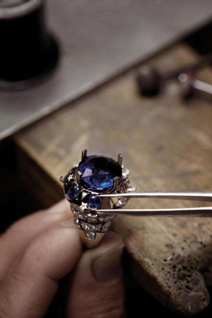 Setting a sapphire on the Tweed Astral ring