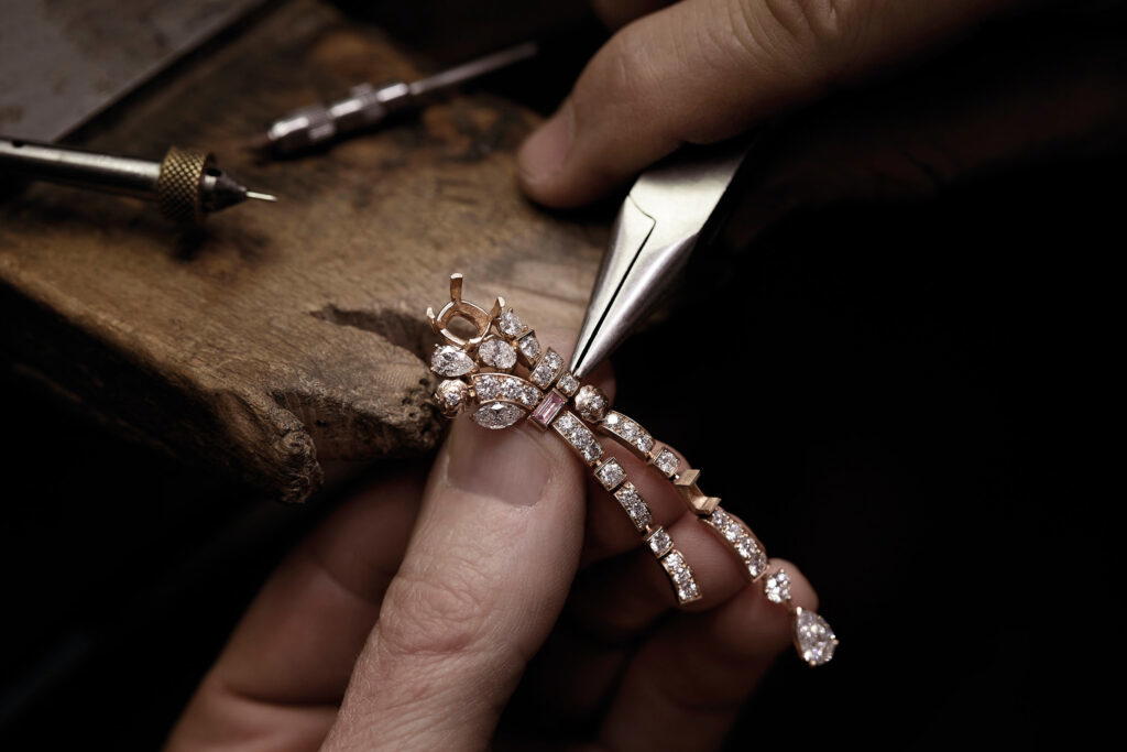 Pinning the long drop on the Tweed Pétale earring