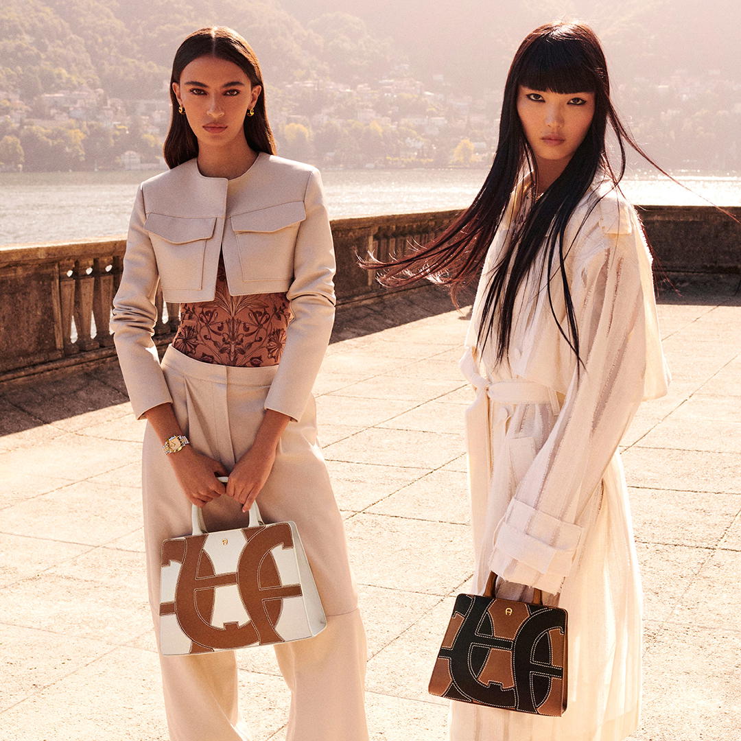 The CYBILL Edge to Edge in pearl white and cognac brown with the horseshoe motif