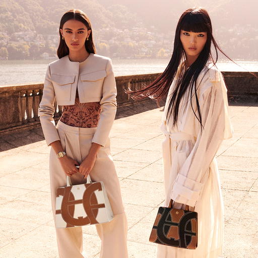 The CYBILL Edge to Edge in pearl white and cognac brown with the horseshoe motif