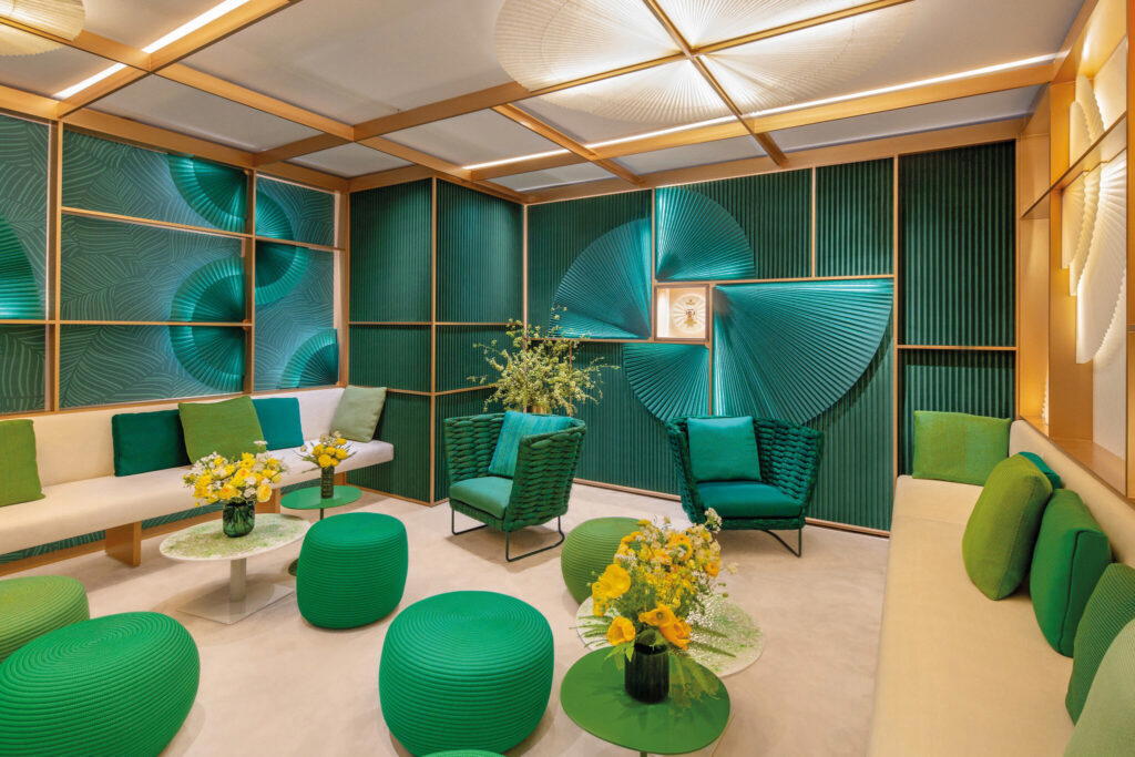 This year, the design of the Greenroom shines the spotlight on the vegetal world. More than a mere tribute to the chromatic identity of the brand, it is a celebration of nature
