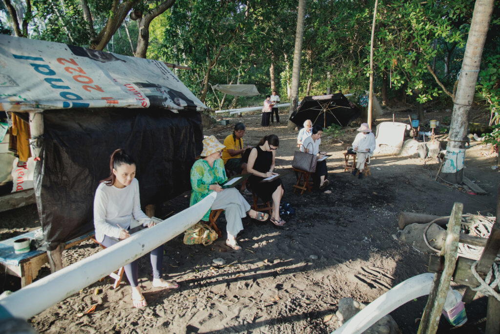 Sketching away in true plein air style