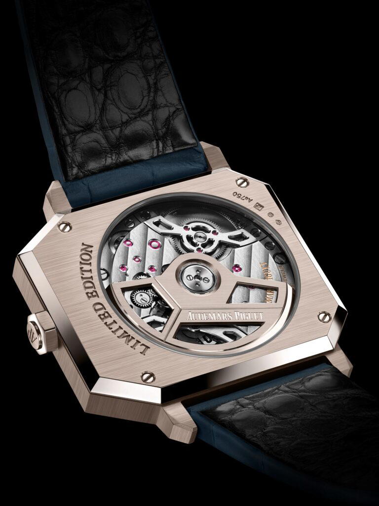 The transparent caseback of the Audemars Piguet [RE]Master02
