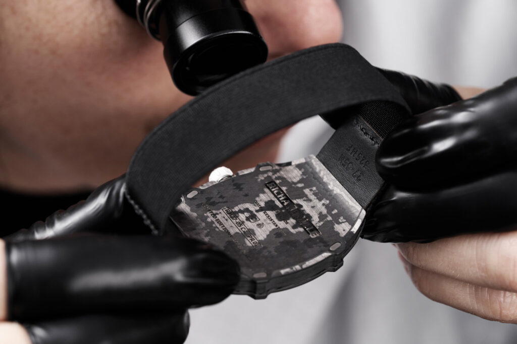 A monobloc back and caseband unit topped by a flange and bezel encloses the entire mechanism