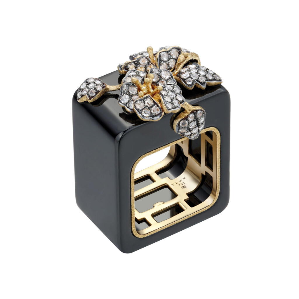 Hibiscus by the Water Square Ring in yellow gold and black porcelain with diamonds