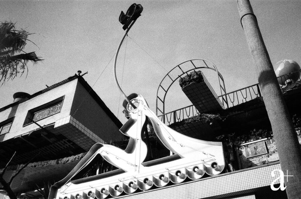 Artist Otake Shinro’s ‘I Love Yu’ combines contemporary art with a public bathhouse. Through his scrapbook-like style, visitors can immerse themselves in art made from recycled objects from all over Japan