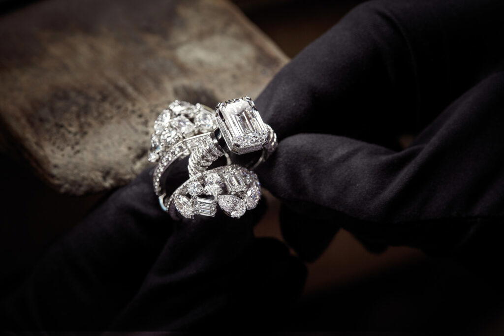 Sweater ring in white gold with diamonds and onyx