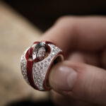 Sweater ring in white gold with diamonds, ruby, and lacquer