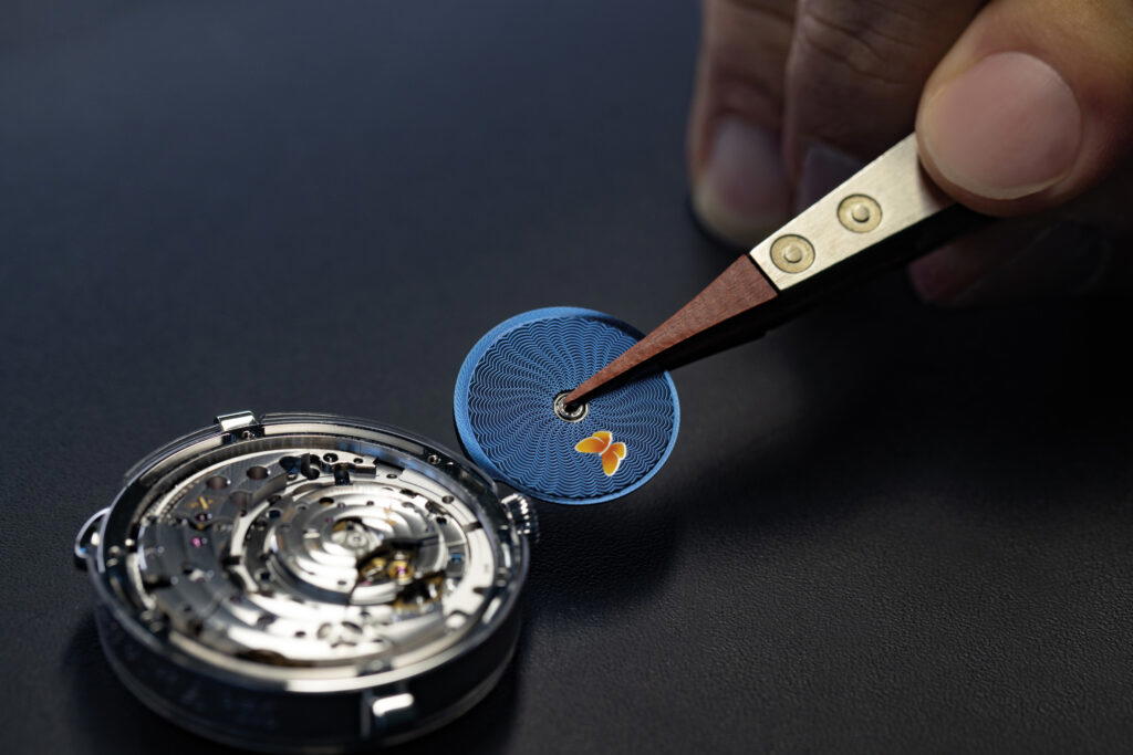 A guilloché-decorated oscillating mass