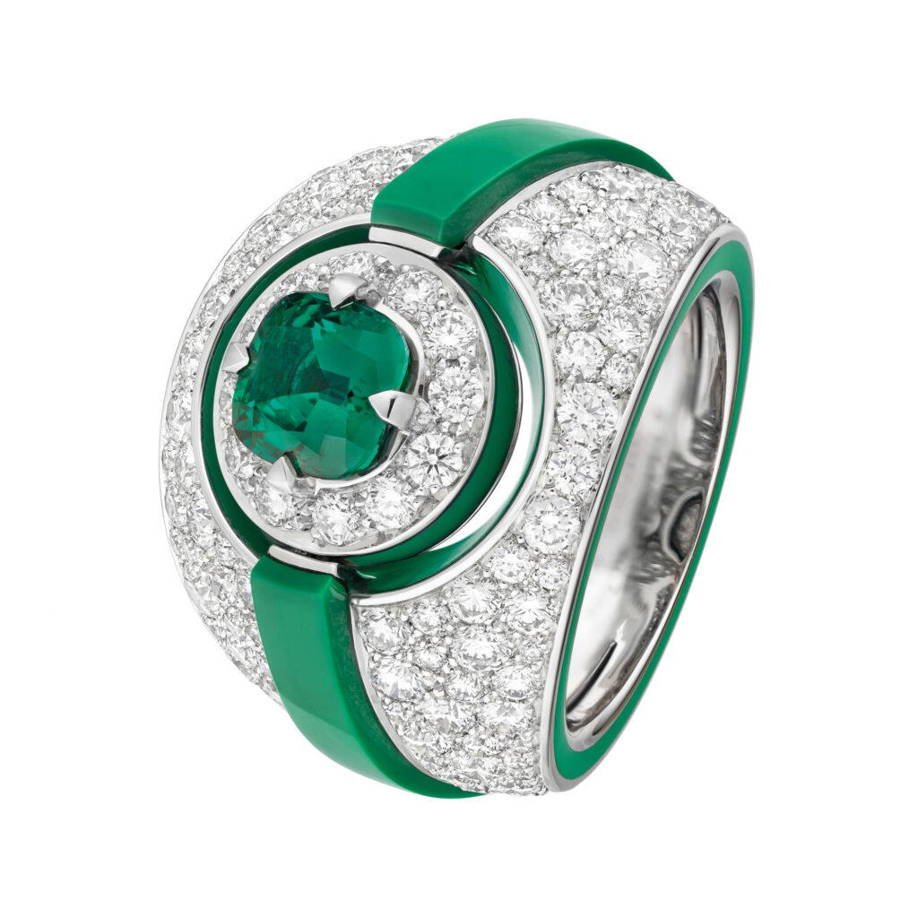 Sweater ring in white gold and platinum with diamonds, emerald, and lacquer