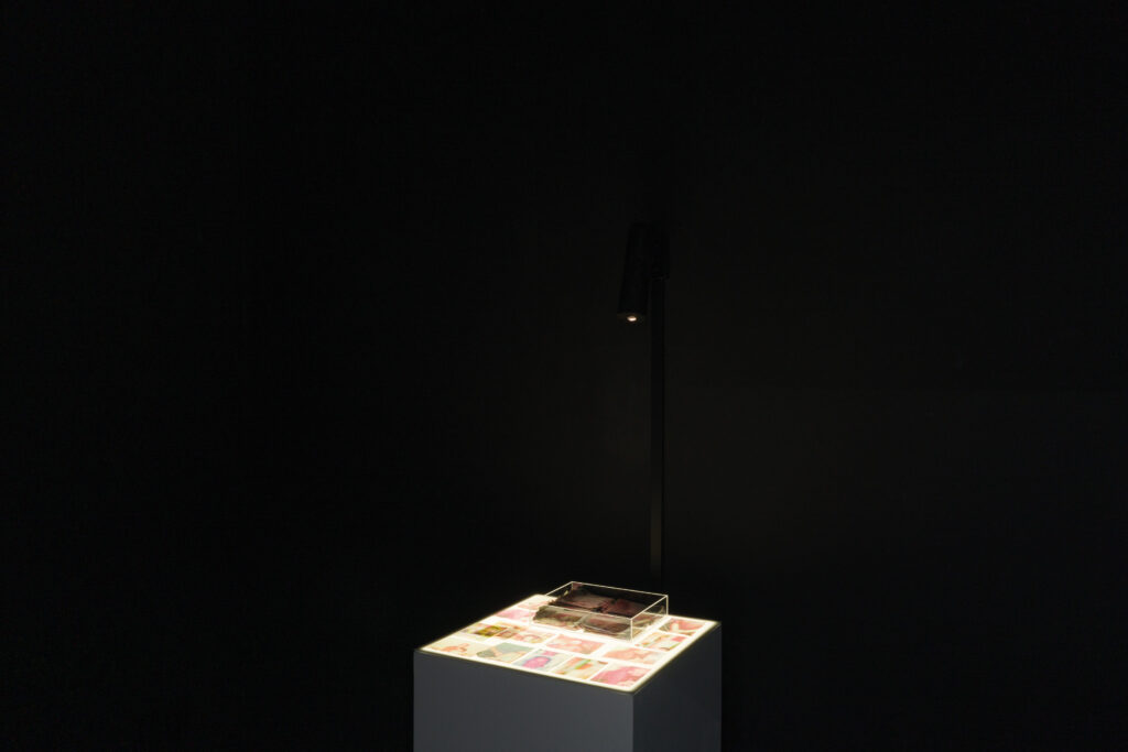 “Wei Leng Tay: Staring Into Voids and Blues” at Yeo Workshop, Singapore. Artwork:「你就慢慢考虑, 慢慢选择⋯⋯」 (2018), 13×50. In English: ‘You think it over slowly, slowly choose…’