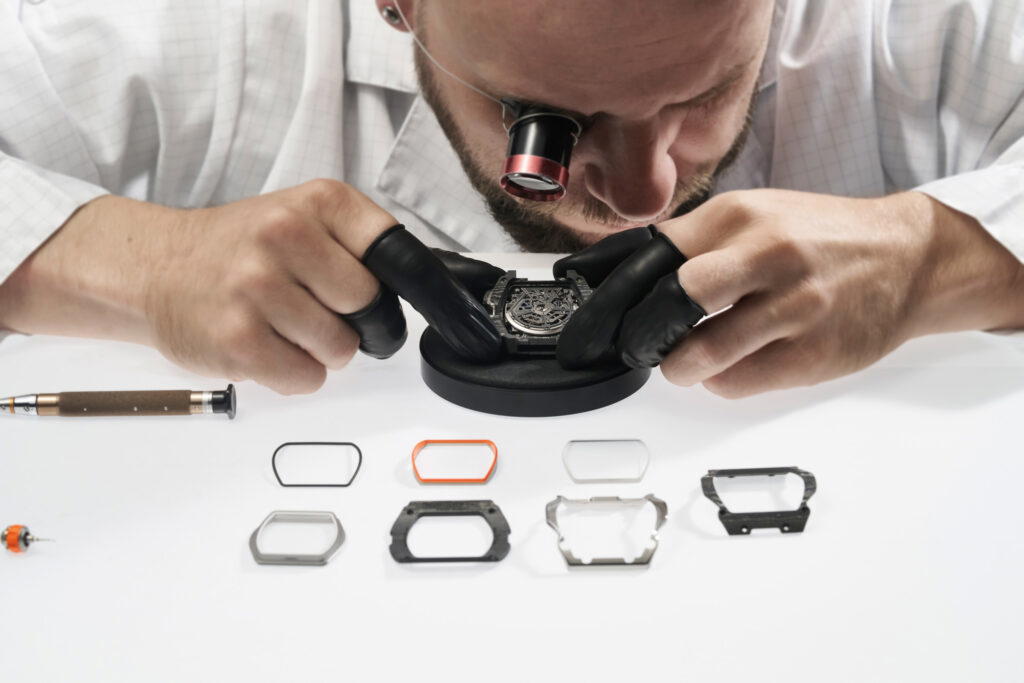 The striking “double” bezel, inspired by the compact and powerful design of the McLaren W1, underwent nine months of development and multiple prototypes to achieve perfection The ultra-thin 0.5-mm upper bezel showcases the watchmaker’s exceptional craftsmanship and precision