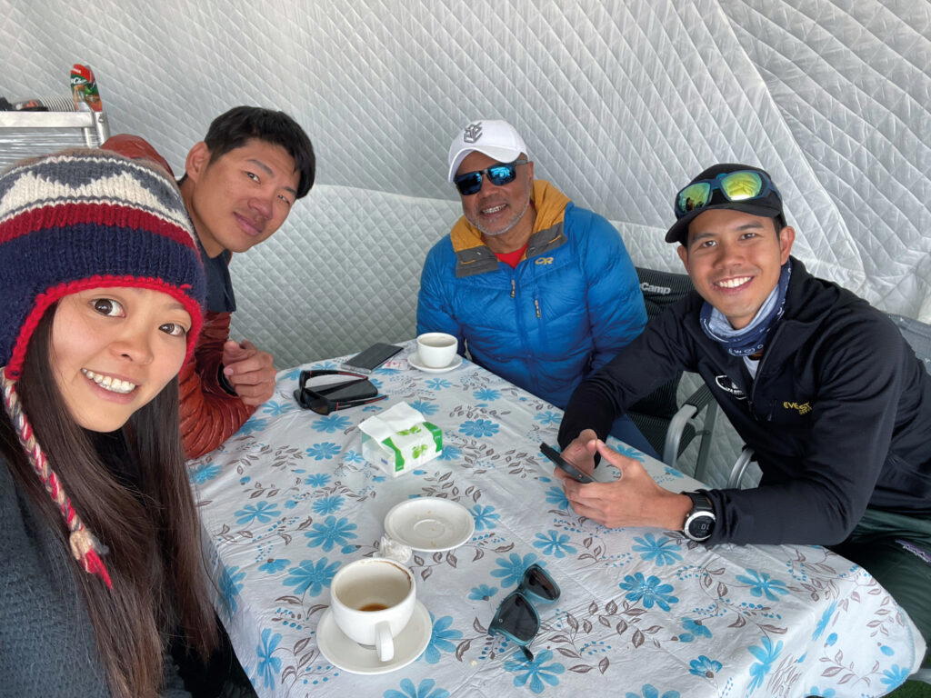 Vincere Zeng, chilling with fellow climbers from South-east Asia