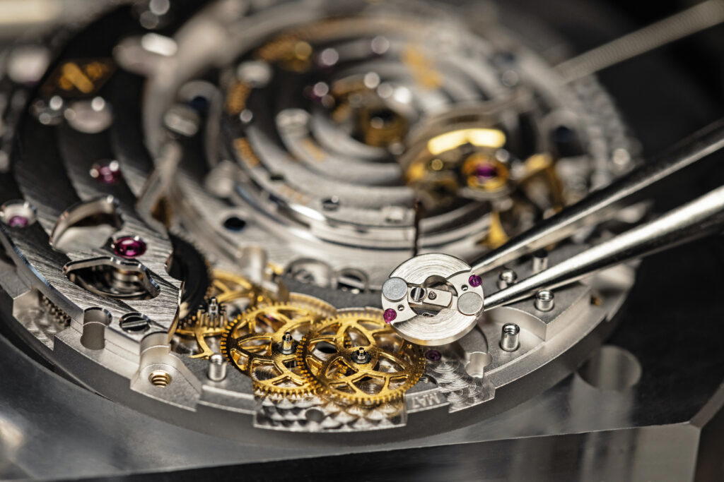 The centrifugal regulator ensures a consistent and controlled pace