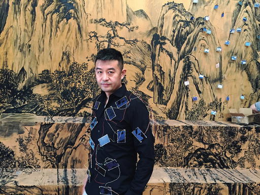 In his self-portraits, Liu disguises himself according to the environment