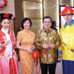 Lim Yok Mei and Dr Richard Chew, flanked by performers