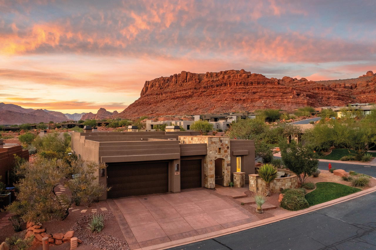 A holiday home in St. George, Utah, surrounded by red cliffs (Credit: ThirdHome)