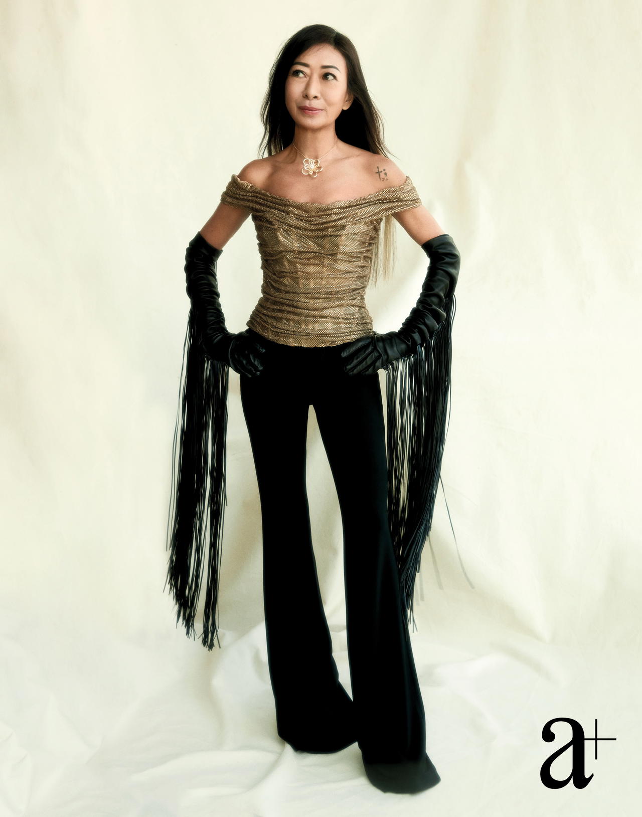 Chainmail top and viscose trousers, both from Envie de Pois. Calfskin fringed gloves, from Sportmax. Flowerlace pendant necklace in yellow gold with diamonds, from Van Cleef & Arpels