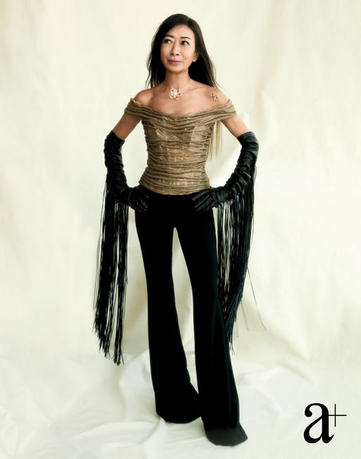 Chainmail top and viscose trousers, both from Envie de Pois. Calfskin fringed gloves, from Sportmax. Flowerlace pendant necklace in yellow gold with diamonds, from Van Cleef & Arpels