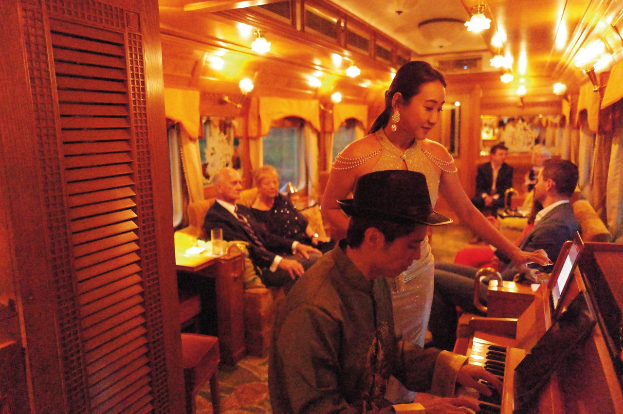 Malaysian singer Z Yan and pianist Wilson Jong at the Piano Bar (Credit: Chia Wei Choong)