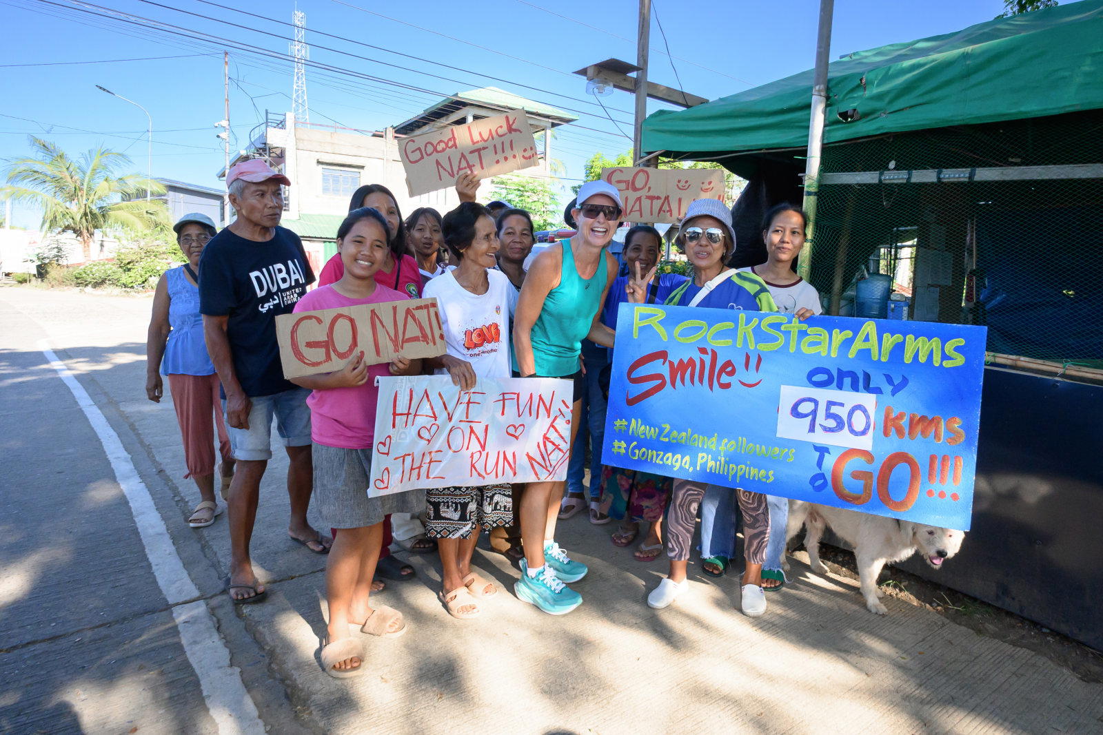 Locals took to the streets to show support for Dau during her recent run across the Philippines (Credit: Jaems Chua)