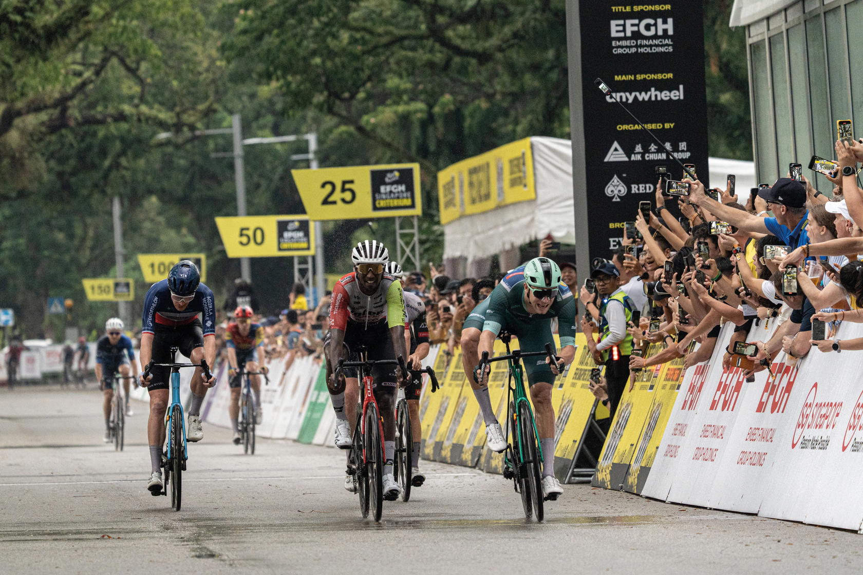 Jonathan Milan and Biniam Girmay went head-to-head as fans cheered them on (Credit: Tour de France EFGH Singapore Criterium)