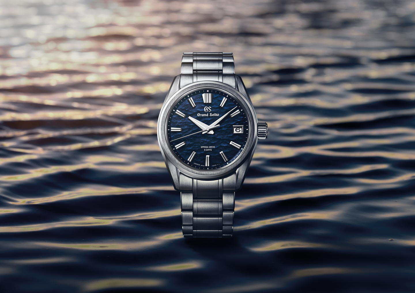 SLGA021 水面　Grand Seiko GS 自動巻き腕時計 Grand Seiko SLGA021 Takes You Back To The Shimmering Blue Of Lake
