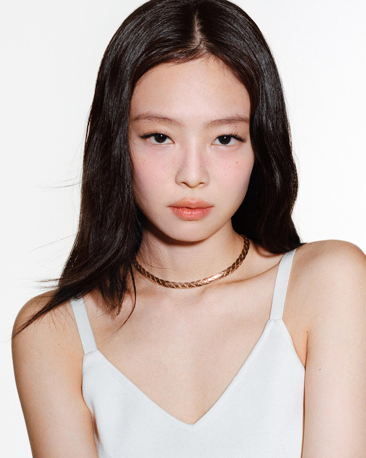 Jennie wears the Coco Crush supple short necklace in beige gold with diamonds (Credit: Chanel)