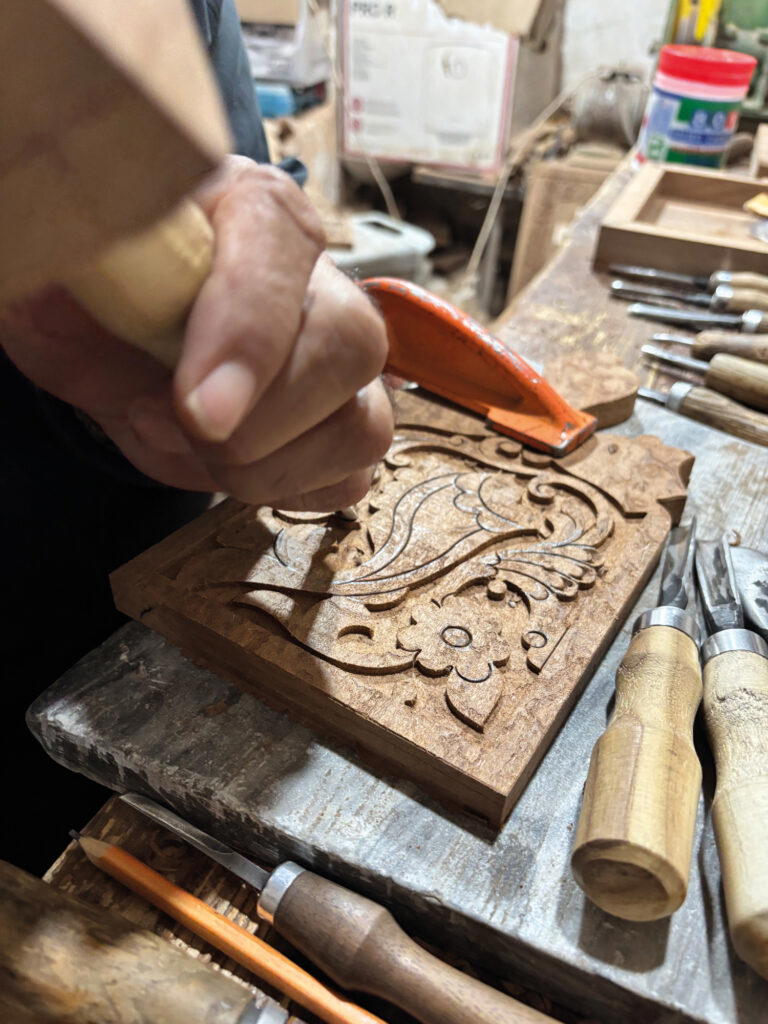 A woodcarver crafting a chopping board (Credit: Kalpana Sundar)