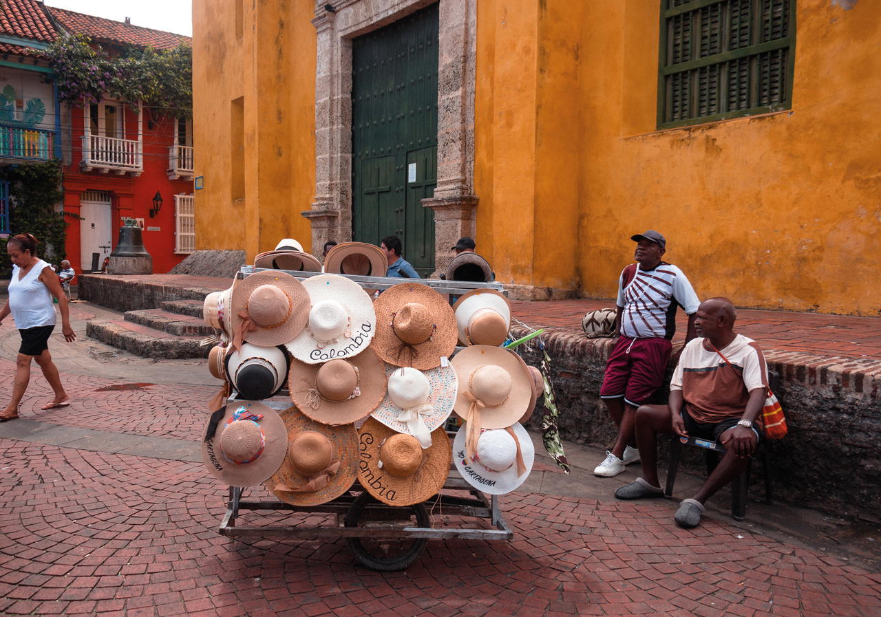 Street vendors in Cartagena selling hats (Credit: Rathina Sankari)
