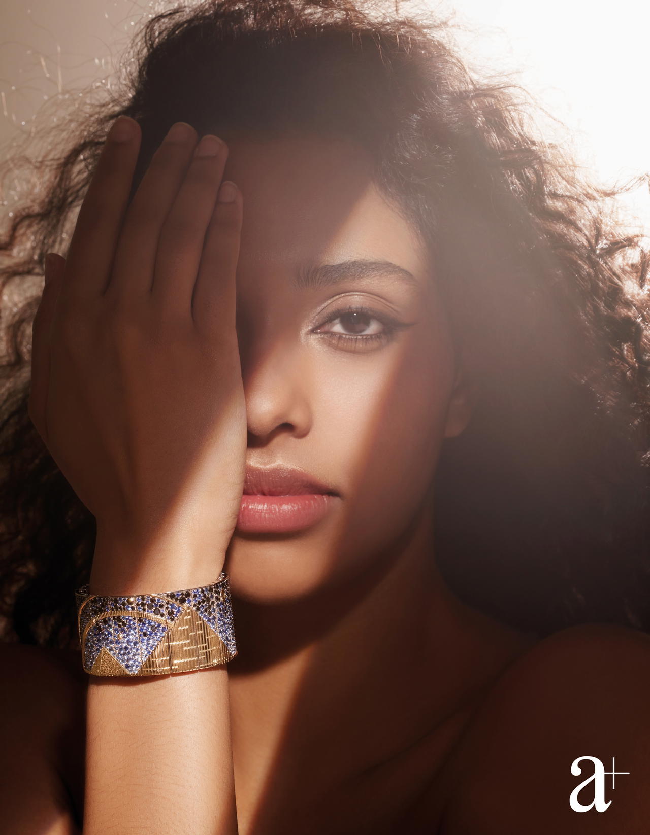 Paysage Merveilleux bracelet in yellow and white gold with sapphires and black spinel (Credit: Ching )