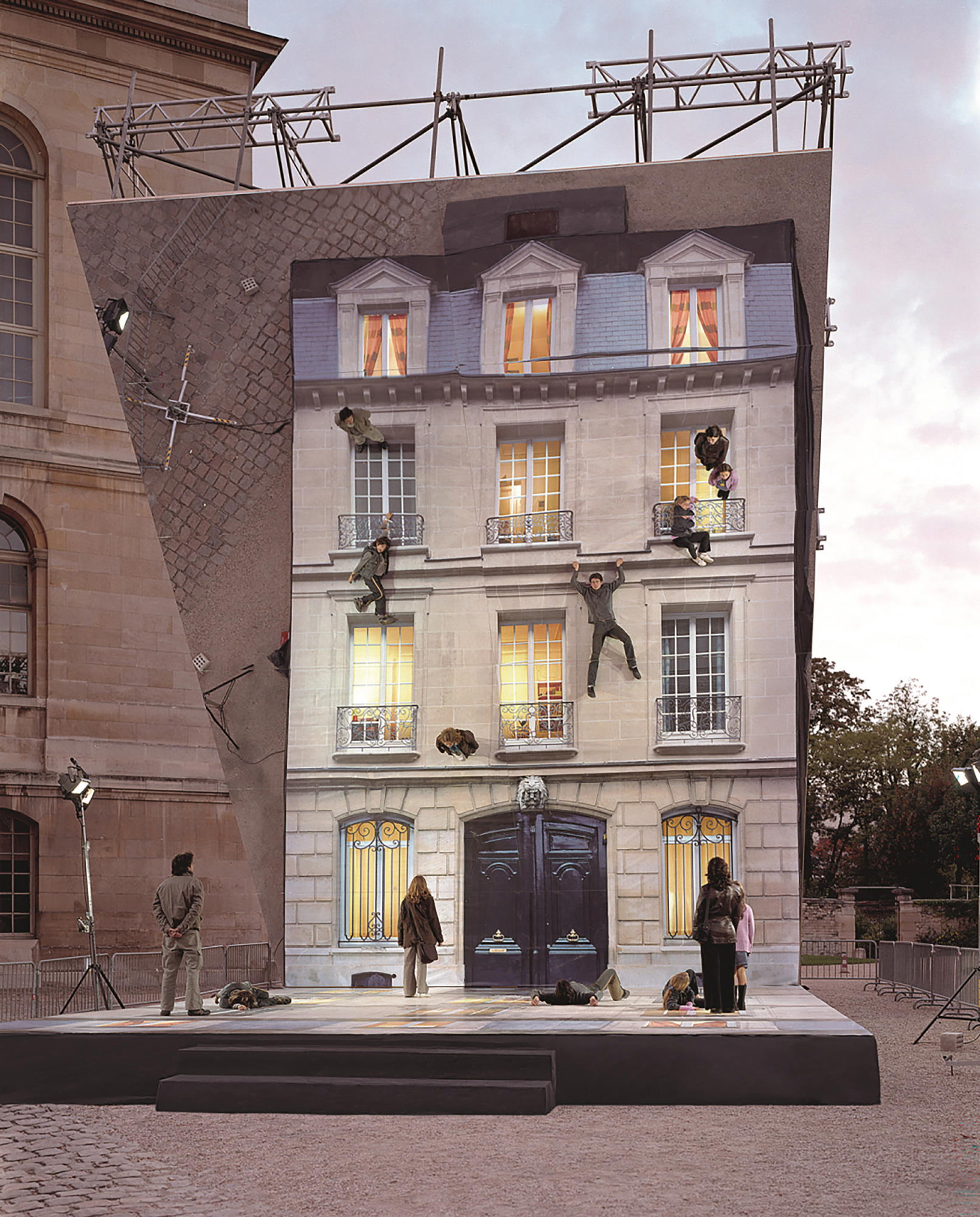 Defying gravity in ‘Bâtiment’, 2004 (Credit: Galleria Continua)