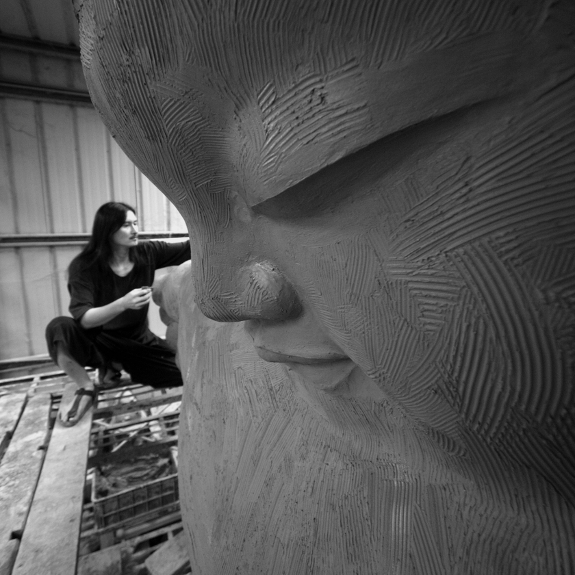 Li Chen, who has exhibited in cities such as Singapore, Paris, Beijing, and Venice, uses black to convey the concept of immanence. Attracted to the hue very early on, he invented an ink-black for his sculptures